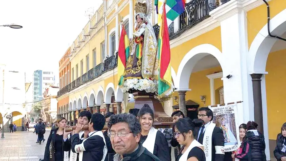 Una procesi&oacute;n con la Virgen del Carmen recorre la plaza 14 de Septiembre./ ARCHIVO