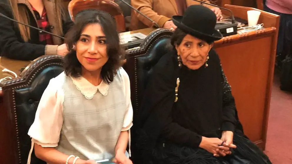 Remedios Loza, un mes antes de fallecer junto a su hija Sayuri Loza minutos antes de recibir un reconocimiento en 2018. URGENTE.BO