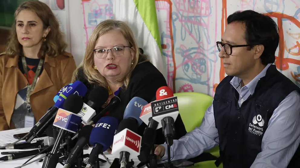 La directora del Instituto Colombiano de Bienestar Familia (ICBF), Astrid C&aacute;ceres (c), habla hoy en rueda de prensa junto al vicedefensor del Pueblo, Luis Andr&eacute;s Fajardo, en Bogot&aacute; (Colombia)./ EFE