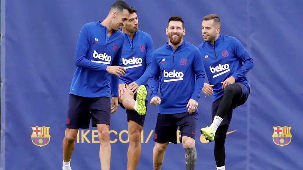 Jordi Alba (d) entrena con Messi (c) y Busquets (d) en una sesi&oacute;n del FC Barcelona, en una imagen de archivo./ EFE