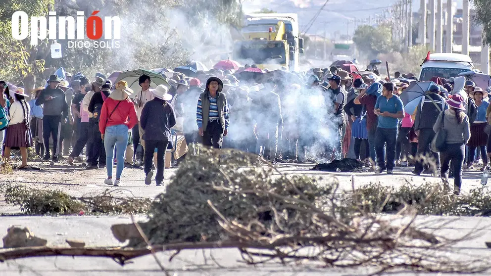 Los vecinos en Albarrancho, la tarde del 18 de julio./ DICO SOL&Iacute;S