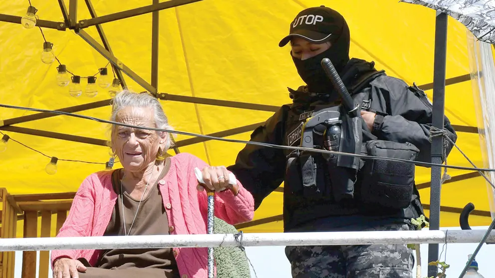 Amparo Carvajal saluda desde la terraza de la APDHB en una imagen de archivo./ EFE/ARCHIVO
