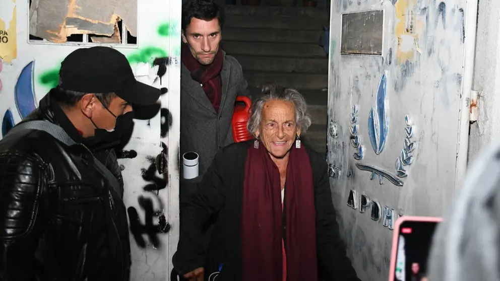 Amparo Carvajal, luego de dar por terminada su vigilia en la terraza de la APDHB. APG