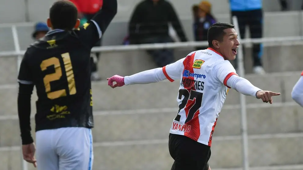 Festejo del jugador Martines, en el compromiso de este lunes./ APG