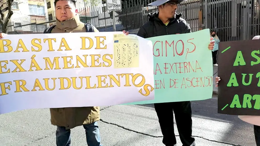 Maestros protestan cerca del Ministerio de Educaci&oacute;n./ ERBOL