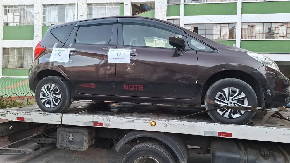 El auto en el que hallaron sin vida a un polic&iacute;a, en La Paz. RRSS