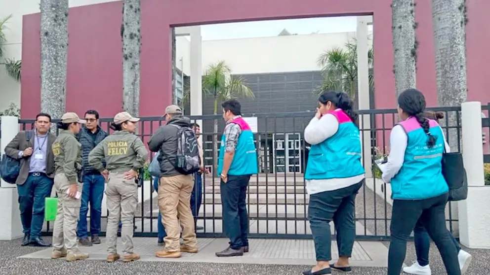 Efectivos policiales en al puerta del colegio Alemán./ INTERNET