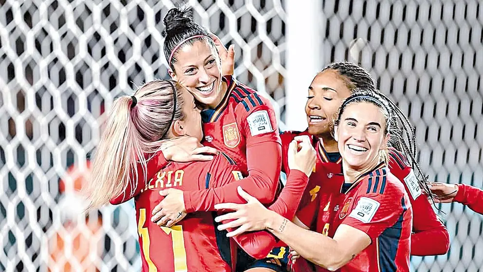 La Roja celebra un gol de su capitana, Hermoso./ FIFA