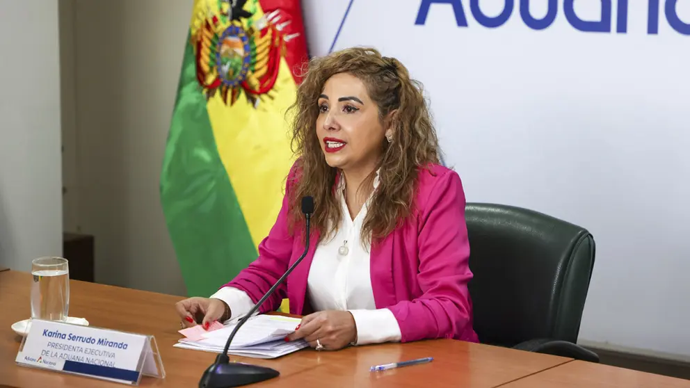 La expresidenta de la Aduana, Karina Serrudo, en conferencia de prensa./ ADUANA