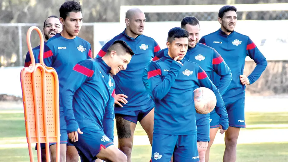 Futbolistas del Rojo realizan una pr&aacute;ctica en el complejo ubicado en la laguna Alalay./ CLUB DEPORTIVO JORGE WILSTERMANN