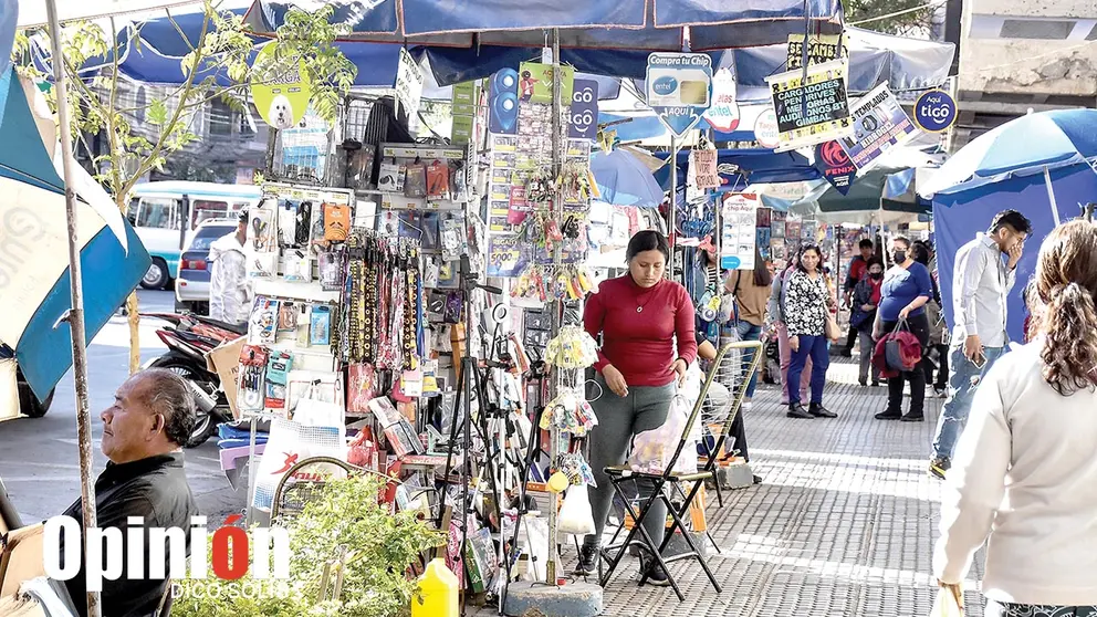 El sector del Correo y la actividad comercial en sus aceras, este 27 de julio./ DICO SOL&Iacute;S