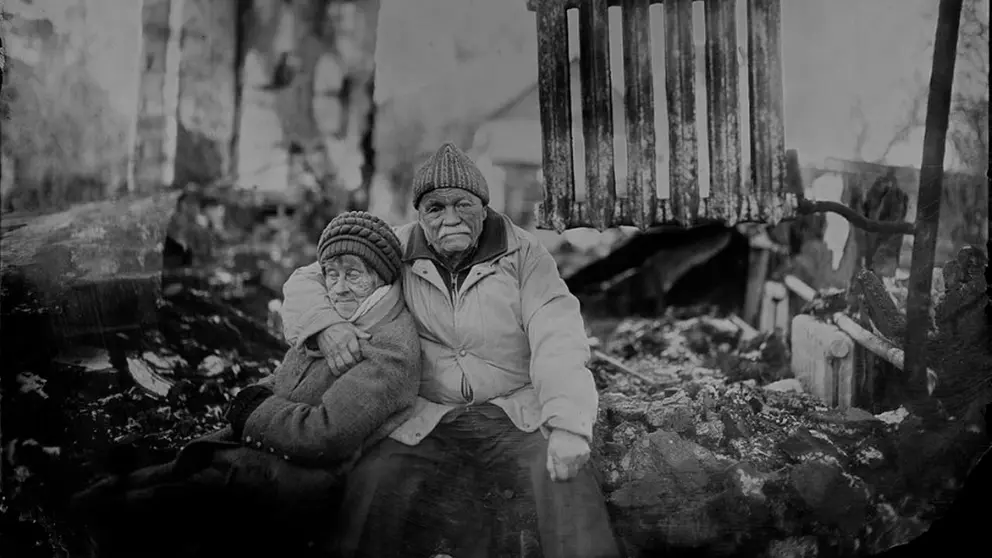 Una pareja de adultos mayores, mientras sucede la guerra en Ucrania./ EDWARD KAPROV