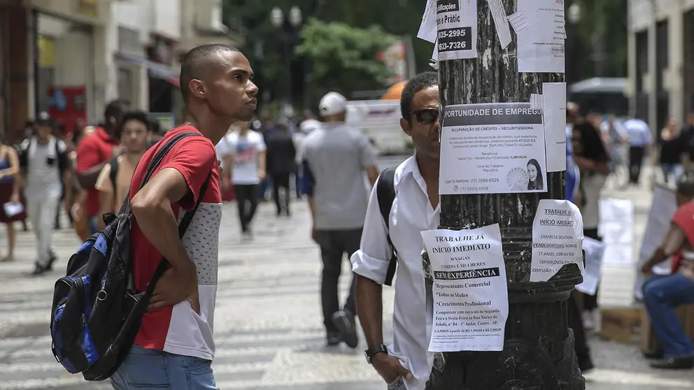 Dos hombres observan algunas ofertas de trabajo publicadas en un poste del centro de Sao Paulo (Brasil), en una fotograf&iacute;a de archivo./ EFE