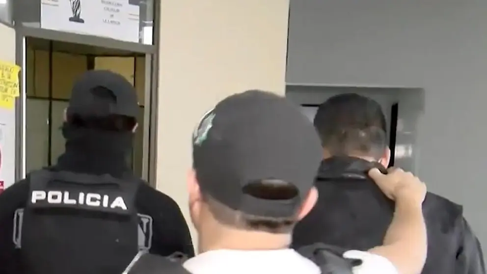 De espaldas, el estibador aprehendido por el narcovuelo./ CAPTURA VIDEO