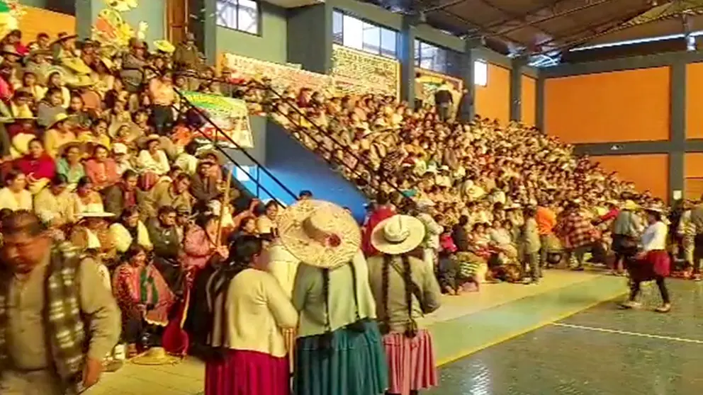 Floricultores y productores de hortalizas se re&uacute;nen en congreso; debaten contrabando y productividad