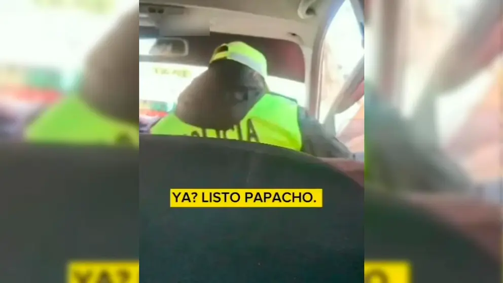 Una captura del polic&iacute;a al momento de recibir el soborno. TIK TOK