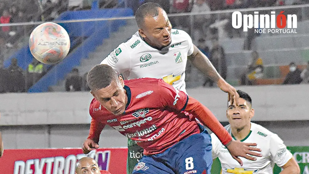 Jonata Machado (c) pugna un bal&oacute;n a&eacute;reo con Edemir Rodr&iacute;guez en un partido anterior del Imperio Escarlata./ NO&Eacute; PORTUGAL