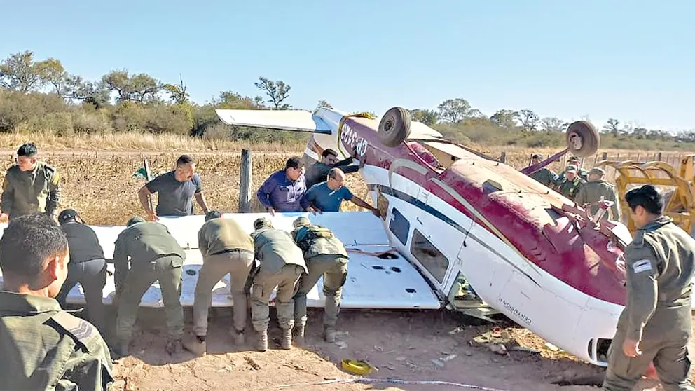 T&eacute;cnicos desmontan la &ldquo;narcoavioneta&rdquo;./ GENDARMER&Iacute;A DE ARGENTINA