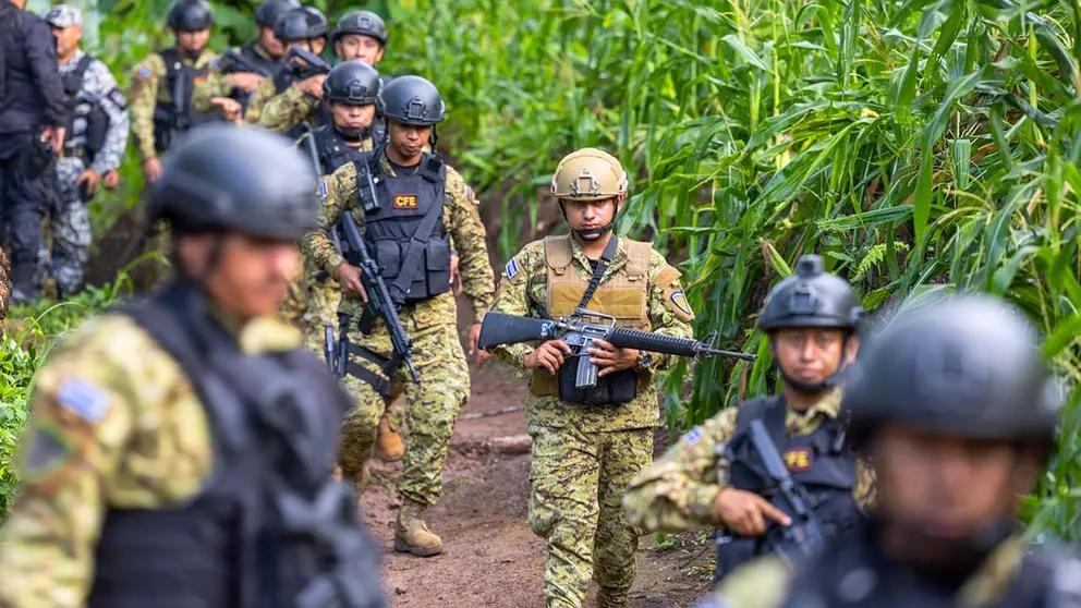 Fotograf&iacute;a cedida por el Gobierno de El Salvador donde se observan miembros del Ej&eacute;rcito y la Polic&iacute;a Nacional Civil (PNC) de El Salvador durante el cerco que ejercen en el departamento de Caba&ntilde;as para "evitar la salida de pandilleros"./ EFE
