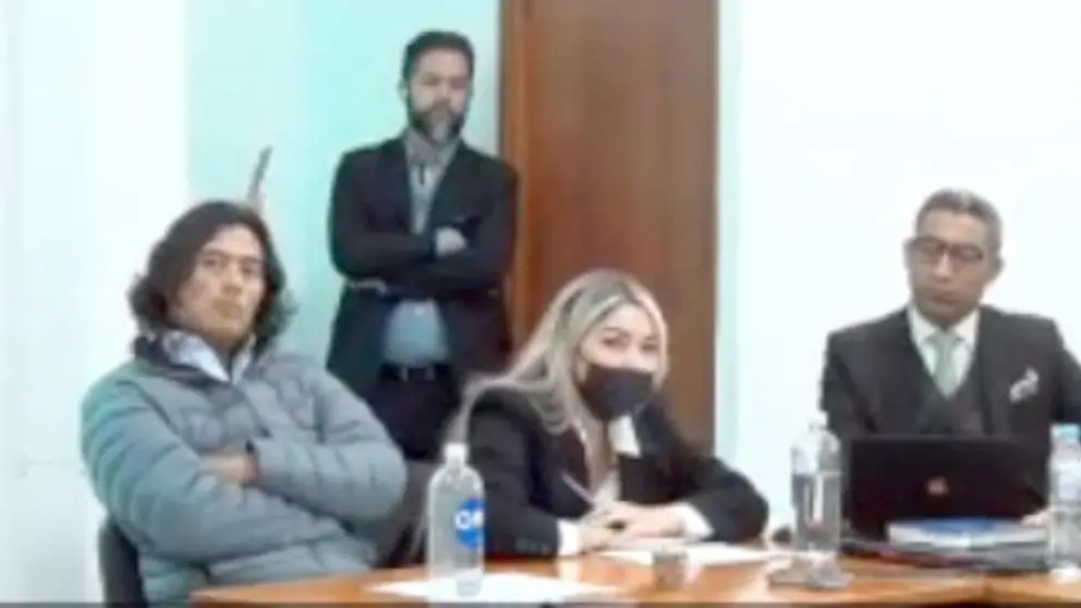 Captura de pantalla, de un momento de la audiencia pública de imputación de cargos a Nicolás Petro (i), primogénito del presidente colombiano, Gustavo Petro, y su exesposa Daysuris Vásquez (c), en Bogotá./ EFE