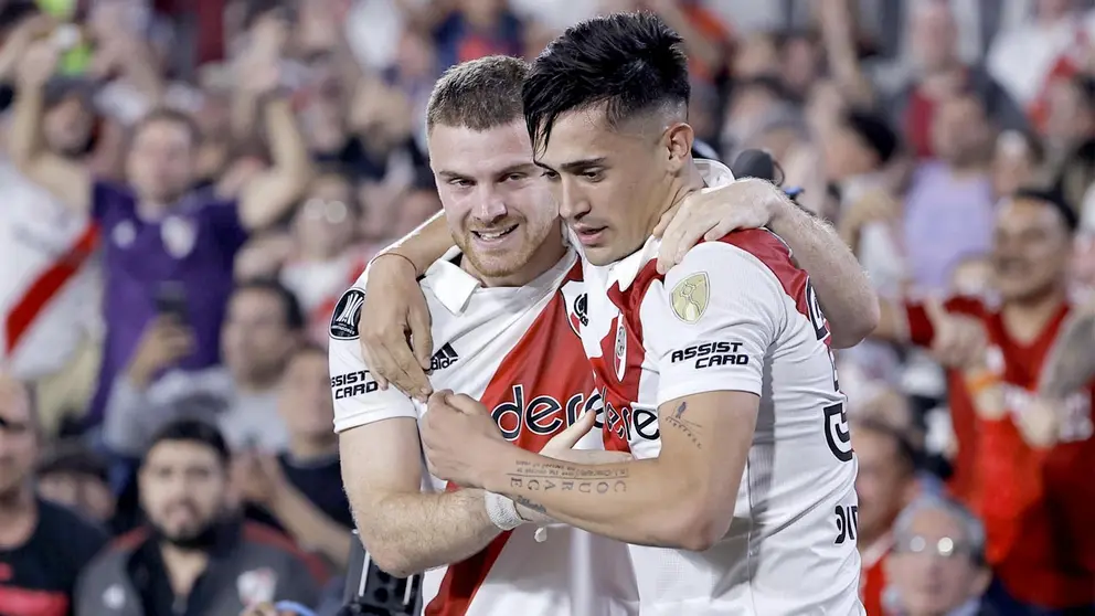 Pablo Solari (d) y Lucas Beltrán de River Plate celebran un gol, en un partido de los octavos de final de la Copa Libertadores entre River Plate e Internacional./ EFE