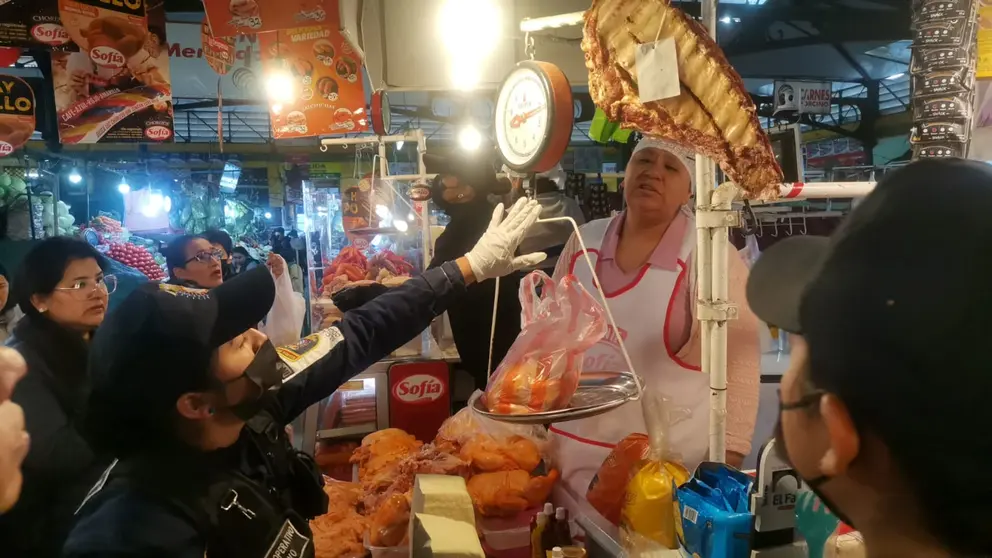 Personal de la Intendencia realiza un control de balanzas en el mercado 25 de Mayo. INTENDENCIA