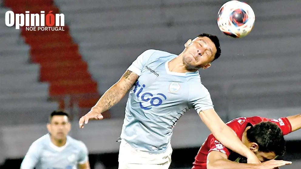 Huayhuata despeja un bal&oacute;n en un match del Celeste./ NO&Eacute; PORTUGAL
