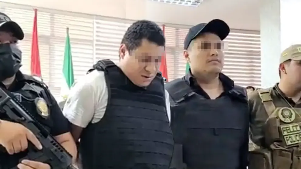 Los dos sujetos detenidos por el caso Marset, el presunto guardaespaldas y el testaferro, siendo presentados por el ministro de Gobierno, Eduardo Del Castillo. CAPTURA