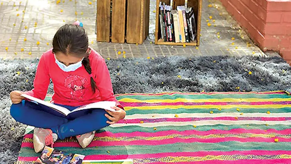 Una niña lee en un espacio público del Valle Alto./ CORTESÍA