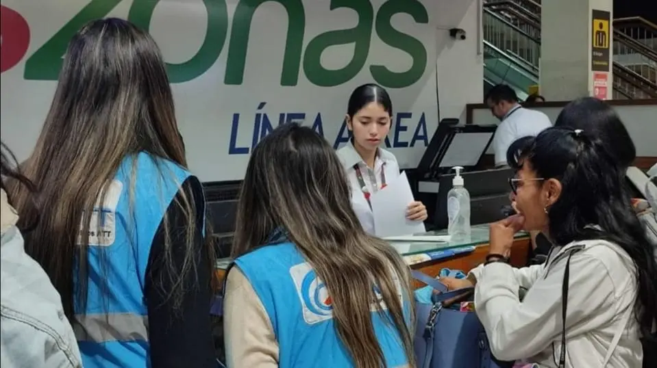 Personal de ATT realiza controles, tras la cancelaci&oacute;n de matriculas de Amaszonas. ATT