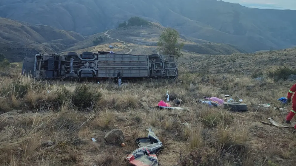 El bus embarrancado en Mizque. La tragedia dej&oacute; al menos cinco muertos. GENTILEZA