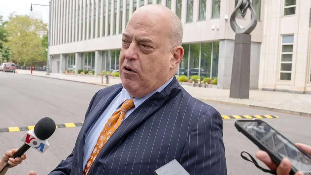 Paul Nalven, abogado del narcotraficante Dairo Antonio Úsuga David, habla con la prensa luego de salir de la corte de Brooklyn tras conocerse la sentencia a 45 años de cárcel para su representado, en Nueva York./ EFE