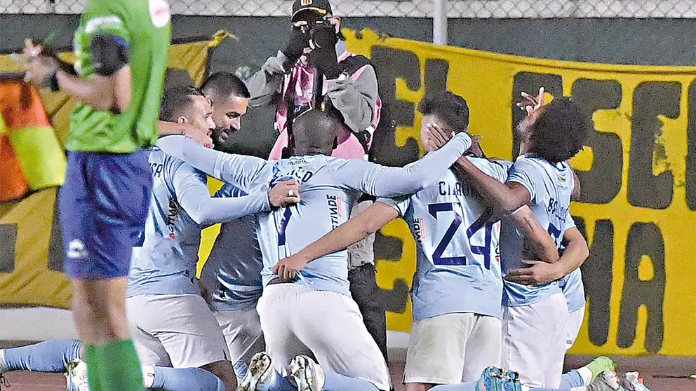 Jugadores del Equipo del Pueblo celebran el gol del triunfo (0-1) sobre The Strongest en el Hernando Siles./ APG