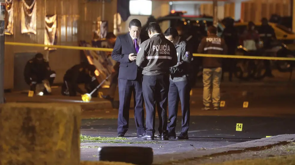 Peritos forenses trabajan en la zona donde fue asesinado el candidato a la Presidencia de Ecuador Fernando Villavicencio, el 9 de agosto de 2023, en Quito (Ecuador)./ EFE