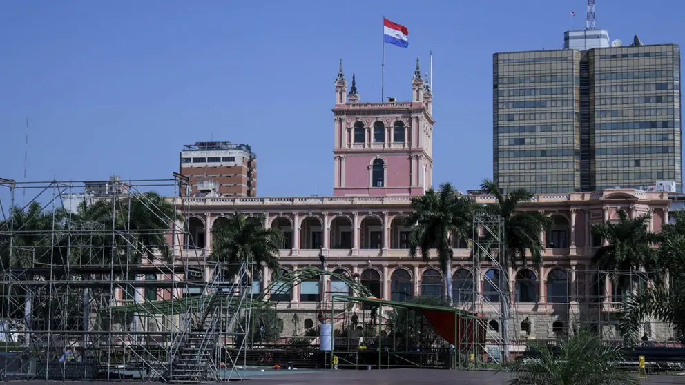 Una bandera nacional paraguaya ondea en la parte alta del Palacio de los L&oacute;pez, sede del Gobierno, mientras se adelanta el montaje de una tarima para la investidura presidencial, hoy, en Asunci&oacute;n (Paraguay)./ EFE