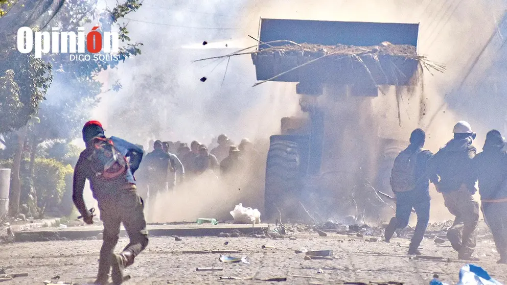 El uso de un tractor en medio del conflicto entre Colcapirhua y Tiquipaya, este 10 de agosto./ DICO SOL&Iacute;S