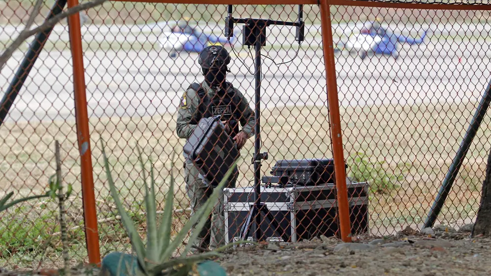 Polic&iacute;as inspeccionan una zona el Aeropuerto Internacional Camilo Daza de la ciudad de C&uacute;cuta (Colombia)./ EFE