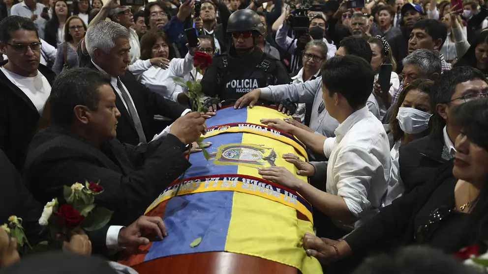 Varias personas rodean el f&eacute;retro del candidato Fernando Villavicencio en un recinto ferial al que fue llevado para un velatorio p&uacute;blico, hoy, en Quito (Ecuador)./ EFE
