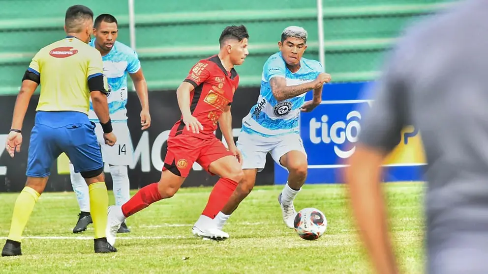 Jugadores de Universitario y Vaca D&iacute;ez, en una acci&oacute;n./ APG