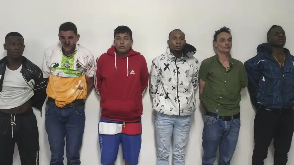 Fotograf&iacute;a cedida por la Polic&iacute;a Nacional de Ecuador que muestra a los seis sospechosos de asesinar al candidato presidencial Fernando Villavicencio./ EFE