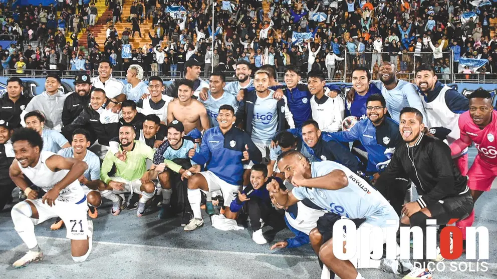Jugadores de Aurora festejan el triunfo. /  DICO SOLÍS