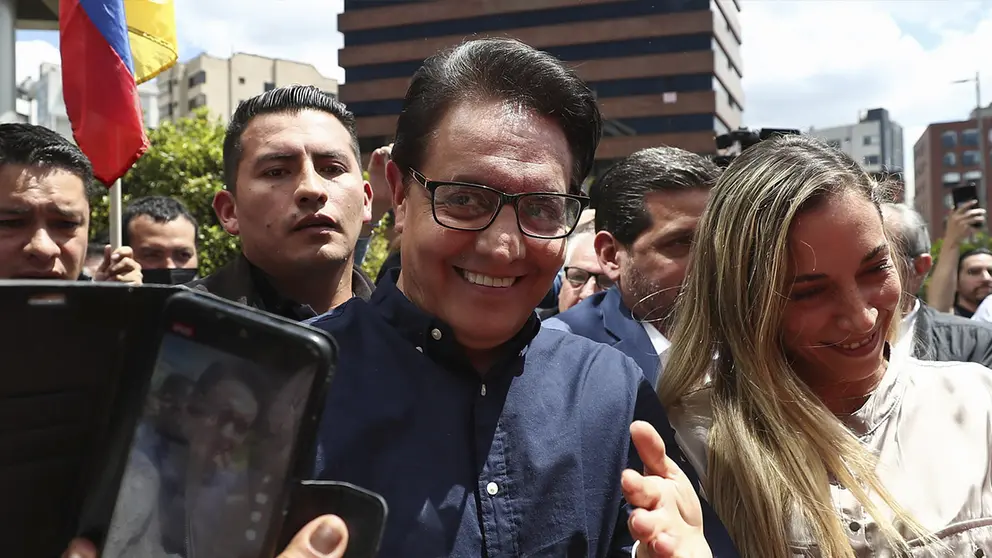 Fotograf&iacute;a de archivo fechada el 12 de junio de 2023 que muestra a Fernando Villavicencio (c) durante la inscripci&oacute;n de su candidatura presidencial, en Quito (Ecuador)./ EFE