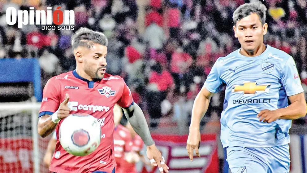 Gabriel Esparza maneja la pelota ante la marca de Javier Uzeda en un partido anterior entre celestes y rojos./ DICO SOL&Iacute;S
