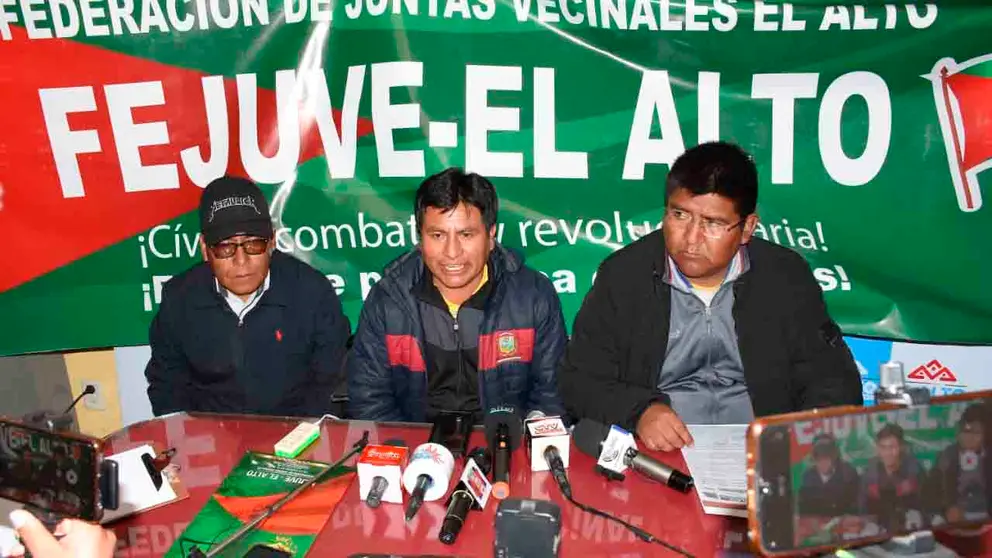 Dirigentes de la Fejuve El Alto en conferencia de prensa. APG