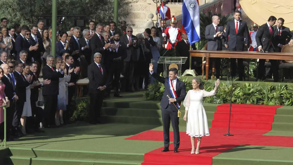 El nuevo presidente de Paraguay, Santiago Pe&ntilde;a, y la primera dama, Leticia Ocampos, saludan tras la ceremonia de investidura hoy, en Asunci&oacute;n (Paraguay)./ EFE