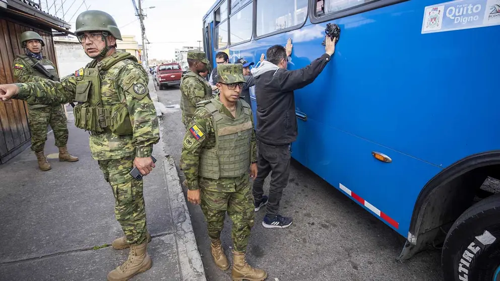 Militares ecuatorianos realizan control de armas y estupefacientes en una de las calles de Quito (Ecuador), en una fotograf&iacute;a de archivo./ EFE