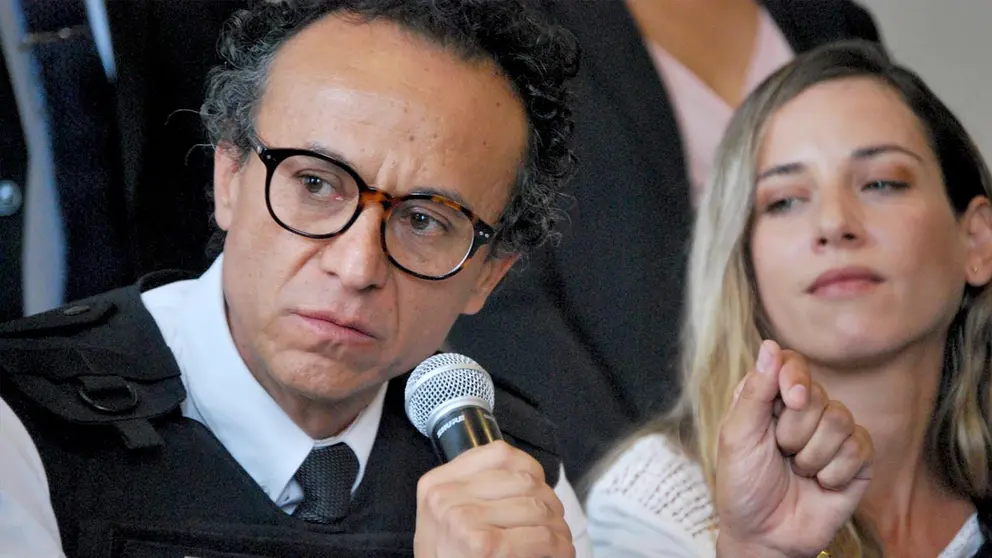 El periodista Christian Zurita ofrece una rueda de prensa, en una fotografía de archivo./ EFE
