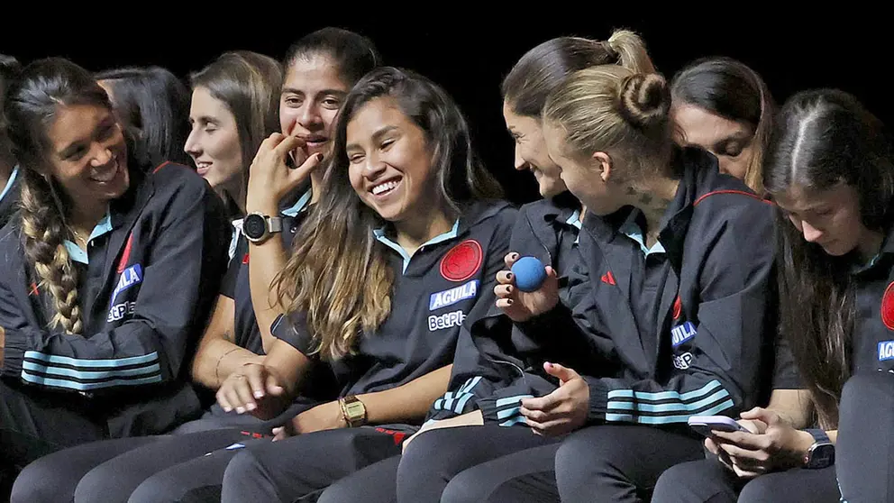 Jugadoras de la selección colombiana femenina son recibidas por una multitud luego de su participación en el Mundial Femenino de Australia y Nueva Zelanda./ EFE