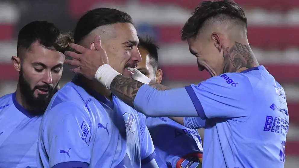 Los jugadores del cuadro de Bol&iacute;var, en el partido. APG
