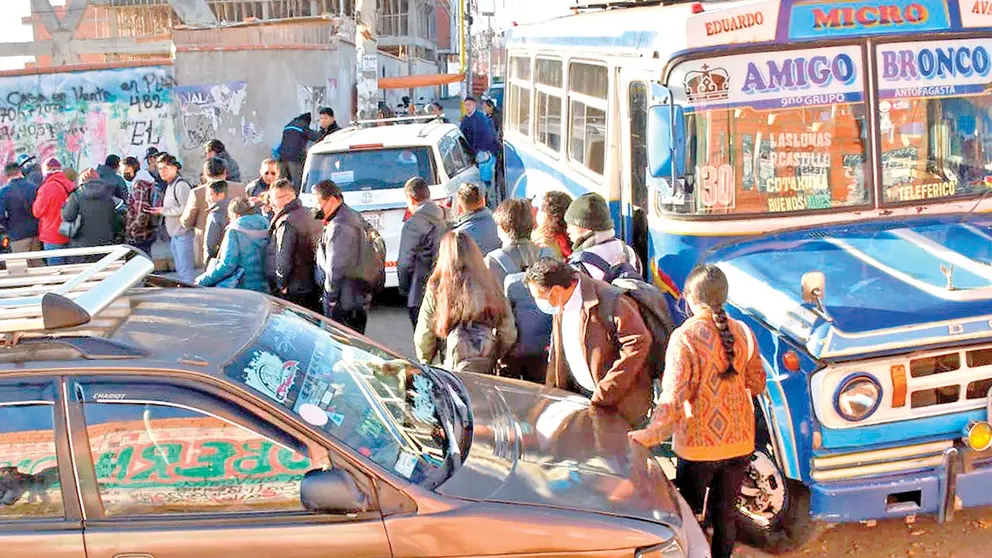 Choferes bloquearon por segundo d&iacute;a las calles de El Alto./ APG